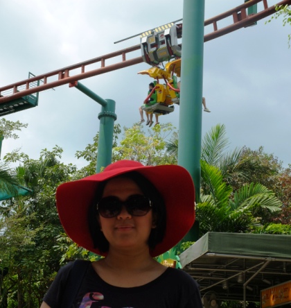 Canopy Flyer di Area Jurrasic Park. Maafkan "penampakan" selfie yang lagi buluk kepanasan ini :p