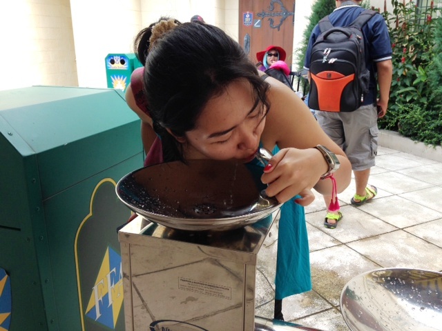 Sepupuku lagi minum dari Tap Water yang tersebar di USS. Ini Tap water pertama yang kita ketemuin, lokasinya didepan Enchanted Airways (area far away)