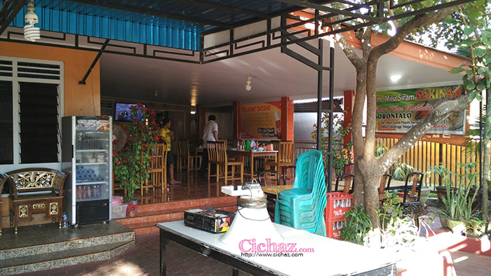 Suasana rumah makan. Sepi karena sudah sore. Kalau saat jam makan siang, konon sampai antre dan waiting list :)