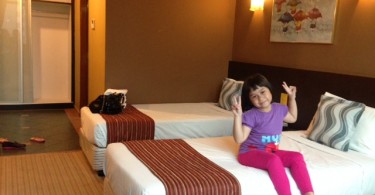 Shaina looking soo happy pindah dari Beach Hotel kesini. Apalagi ada extra bed yang langsung diklaim, aku tidur sendiri disiniii, katanya :)