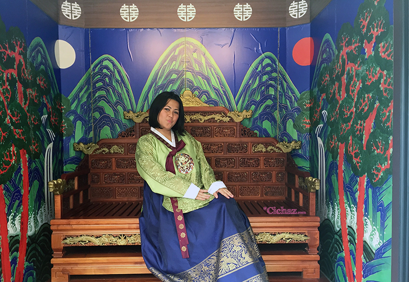 wearing hanbok in gwanghwamun square